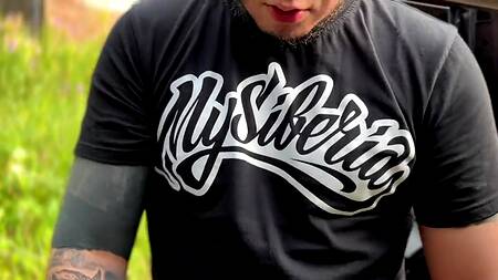 Залили спермой молодую русскую шлюшку, которую в два хуя выебали в лесу