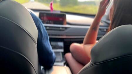 Залили спермой молодую русскую шлюшку, которую в два хуя выебали в лесу