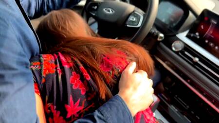 Залили спермой молодую русскую шлюшку, которую в два хуя выебали в лесу