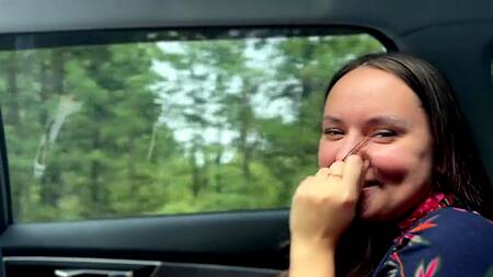 Залили спермой молодую русскую шлюшку, которую в два хуя выебали в лесу