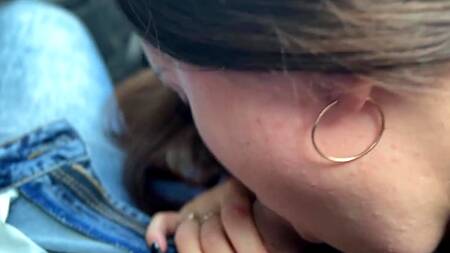 Залили спермой молодую русскую шлюшку, которую в два хуя выебали в лесу