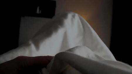 Красотка сосет под одеялом, мечтая оседлать большой крепкий хуй после в позе наездницы