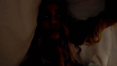 Красотка сосет под одеялом, мечтая оседлать большой крепкий хуй после в позе наездницы