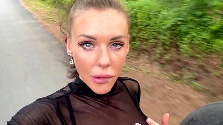 Русская телка растирает сперму по большим сиськам после пылкой ебли в лесу