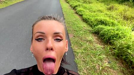 Русская телка растирает сперму по большим сиськам после пылкой ебли в лесу