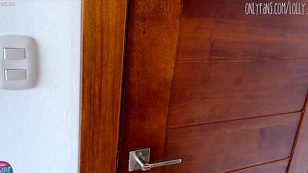 Красотка Loly Lips  очаровала нового соседа красивыми большими сиськами