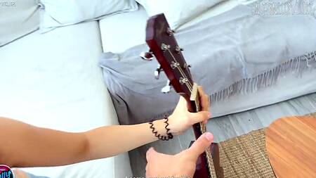 Красотка Loly Lips  очаровала нового соседа красивыми большими сиськами