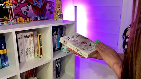 Пошлый сынок посреди ночи лижет сладкую киску спящей мамке, надеясь и выебать ее