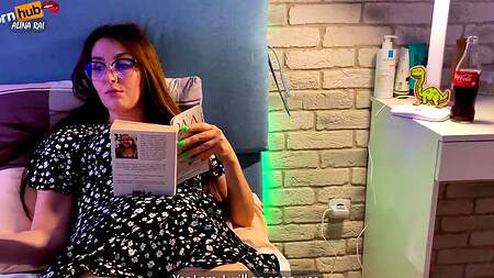 Пошлый сынок посреди ночи лижет сладкую киску спящей мамке, надеясь и выебать ее