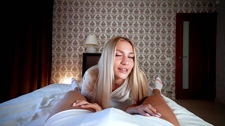 Развратная загорелая блондинка с классной жопой имеет одно анальное желание