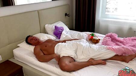 Миниатюрная сучка с хвостиками оседлала толстый хер спящего красавчика