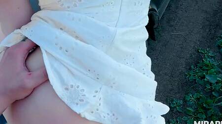 Даже звонок родителей не мешает милой девушке получить сперму в ротик после секса в машине