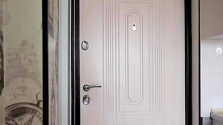 Горничная с большой задницей за деньги ебется с клиентом и принимает камшот в рот