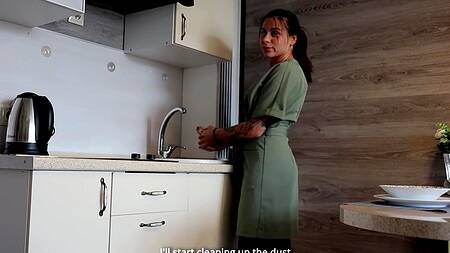 Горничная с большой задницей за деньги ебется с клиентом и принимает камшот в рот