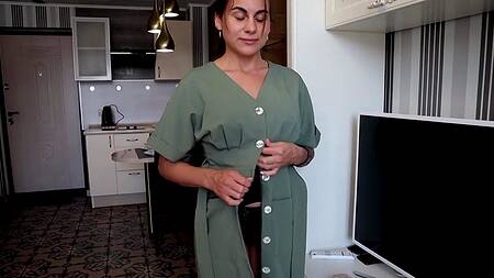 Горничная с большой задницей за деньги ебется с клиентом и принимает камшот в рот