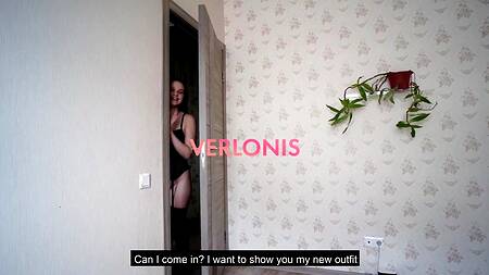 Жопастая телочка сексуально двигает большой попкой на толстом члене