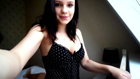 Жопастая телочка сексуально двигает большой попкой на толстом члене