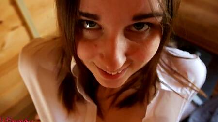 Русская малышка устроила перерыв в работе, чтобы насладиться толстым членом в пизде