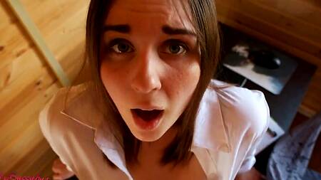 Русская малышка устроила перерыв в работе, чтобы насладиться толстым членом в пизде