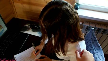 Русская малышка устроила перерыв в работе, чтобы насладиться толстым членом в пизде