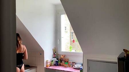 Шикарная милфа стонет на длинном члене пока ее ебут в анал на кухне