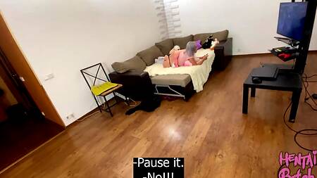 Выебал увлеченную игрой геймершу в пилотку и заполнил ее дырку спермой