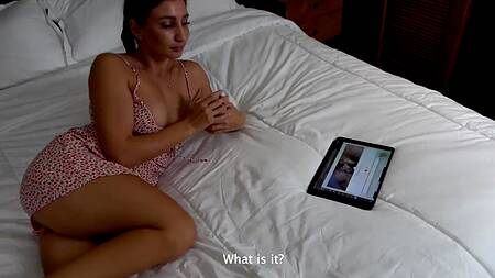 Сучка предлагает себя трахнуть раком другу за сохранение маленького секрета