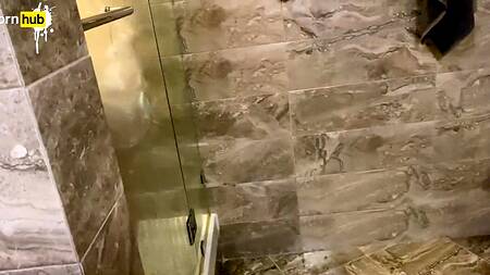 Соблазнил мамку с большими сиськами своим членом пока тер ей спинку в душе