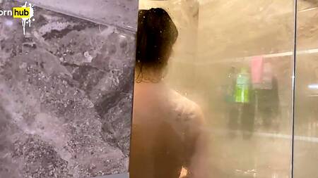 Соблазнил мамку с большими сиськами своим членом пока тер ей спинку в душе