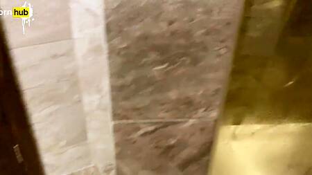 Соблазнил мамку с большими сиськами своим членом пока тер ей спинку в душе