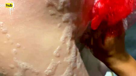 Соблазнил мамку с большими сиськами своим членом пока тер ей спинку в душе