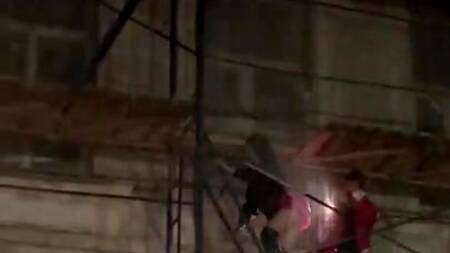 Шальная русская девушка ебется с бойфрендом в вагоне метро, снимая публичный секс на телефон