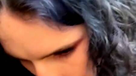 Шальная русская девушка ебется с бойфрендом в вагоне метро, снимая публичный секс на телефон