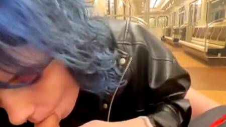 Шальная русская девушка ебется с бойфрендом в вагоне метро, снимая публичный секс на телефон