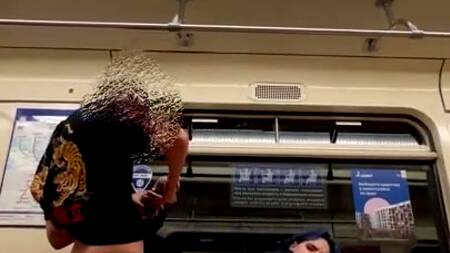 Шальная русская девушка ебется с бойфрендом в вагоне метро, снимая публичный секс на телефон