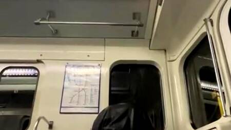 Шальная русская девушка ебется с бойфрендом в вагоне метро, снимая публичный секс на телефон