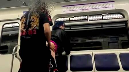 Шальная русская девушка ебется с бойфрендом в вагоне метро, снимая публичный секс на телефон