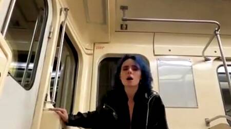 Шальная русская девушка ебется с бойфрендом в вагоне метро, снимая публичный секс на телефон