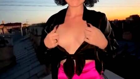 Шальная русская девушка ебется с бойфрендом в вагоне метро, снимая публичный секс на телефон