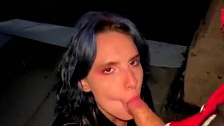 Шальная русская девушка ебется с бойфрендом в вагоне метро, снимая публичный секс на телефон