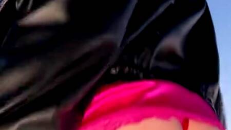 Шальная русская девушка ебется с бойфрендом в вагоне метро, снимая публичный секс на телефон