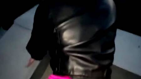 Шальная русская девушка ебется с бойфрендом в вагоне метро, снимая публичный секс на телефон