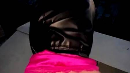 Шальная русская девушка ебется с бойфрендом в вагоне метро, снимая публичный секс на телефон