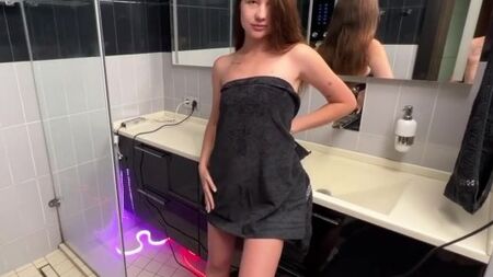 Умелая русская студентка отсосала сразу двум парня, ведь она считала их геями