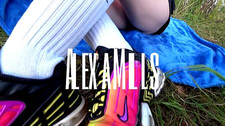 Молодая сучка вместо пикника на природе предпочла жарко поебаться