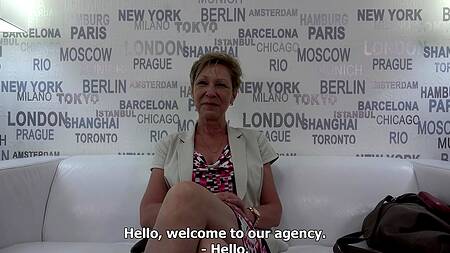 Одинокая старуха мечтает о большом и толстом члене для ее оголодавшей пизды