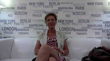 Одинокая старуха мечтает о большом и толстом члене для ее оголодавшей пизды