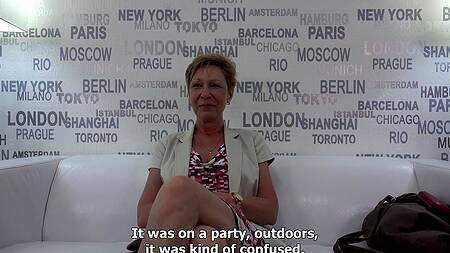 Одинокая старуха мечтает о большом и толстом члене для ее оголодавшей пизды