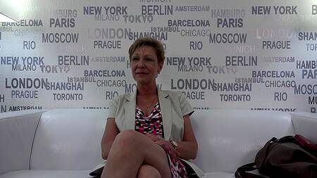 Одинокая старуха мечтает о большом и толстом члене для ее оголодавшей пизды