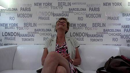 Одинокая старуха мечтает о большом и толстом члене для ее оголодавшей пизды